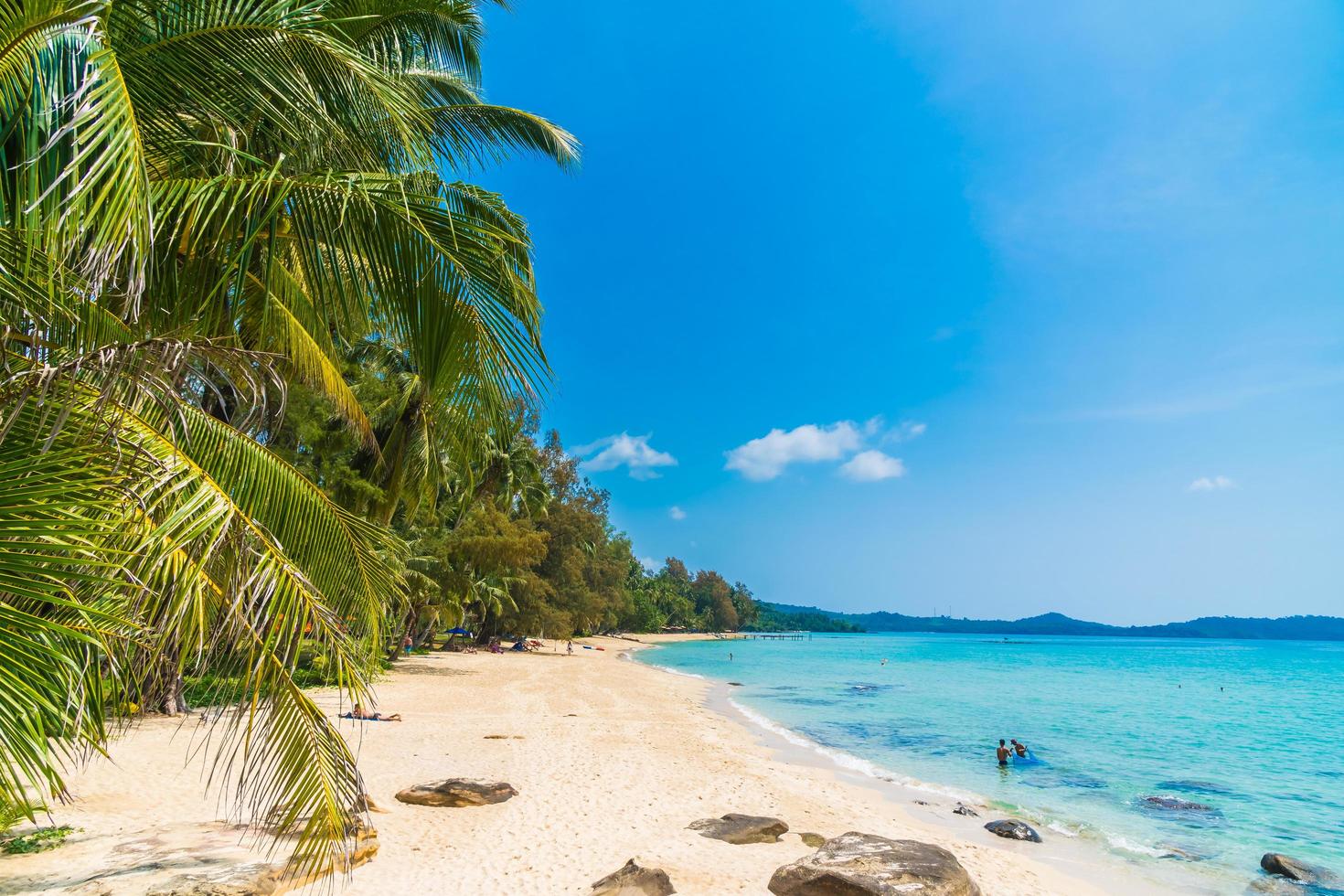 bellissima spiaggia tropicale e mare foto