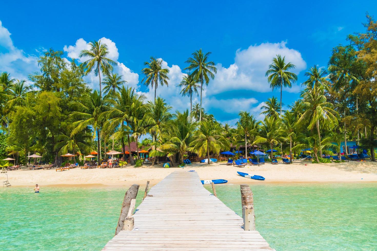 bellissima spiaggia tropicale e mare foto