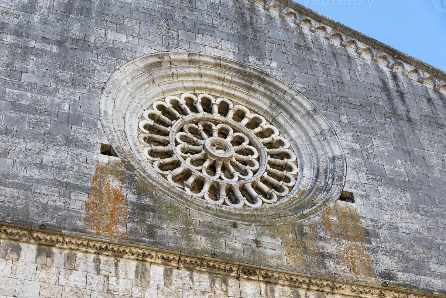 rosone di una chiesa nel centro di amelia foto