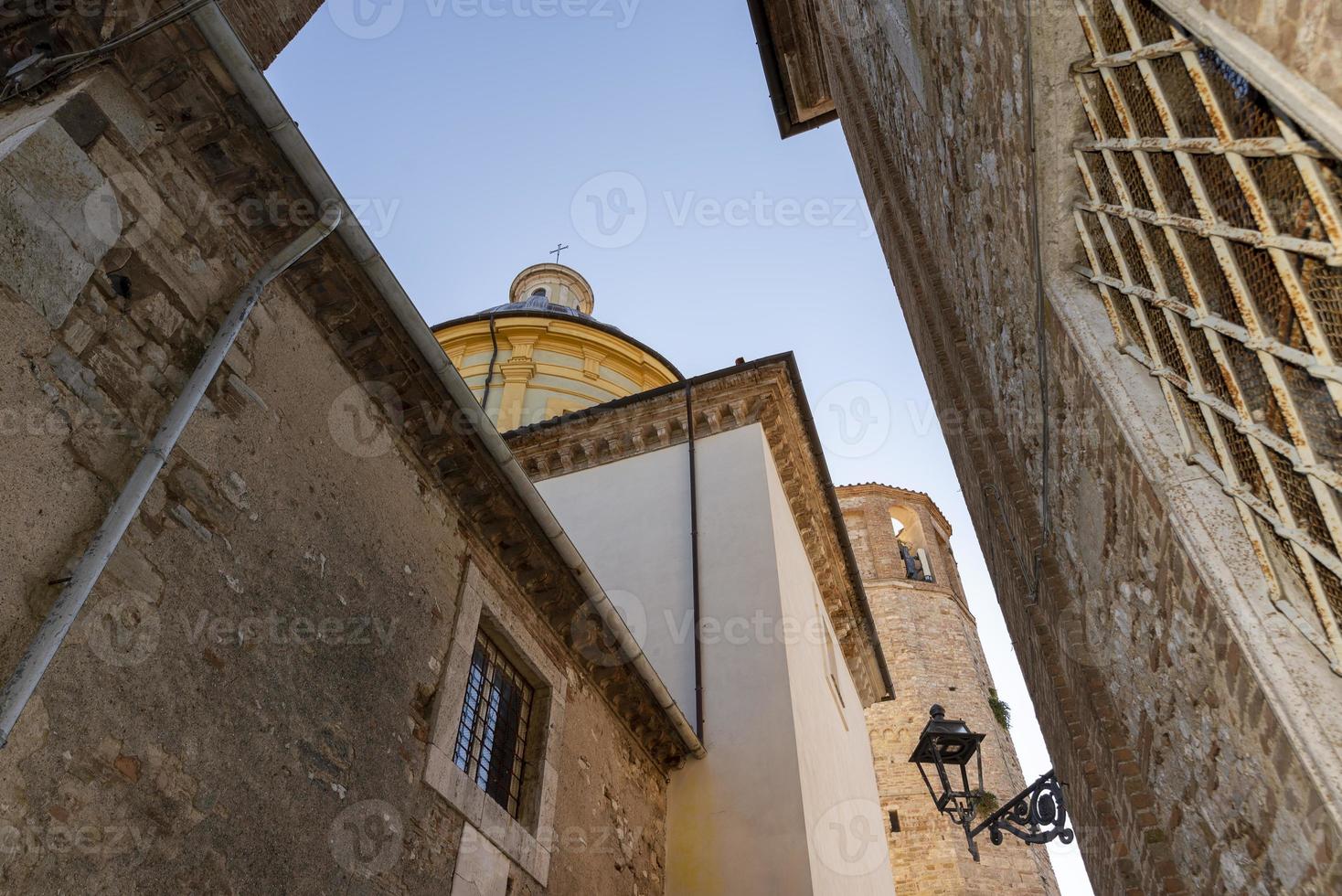 architettura di strade ed edifici nel centro di amelia foto