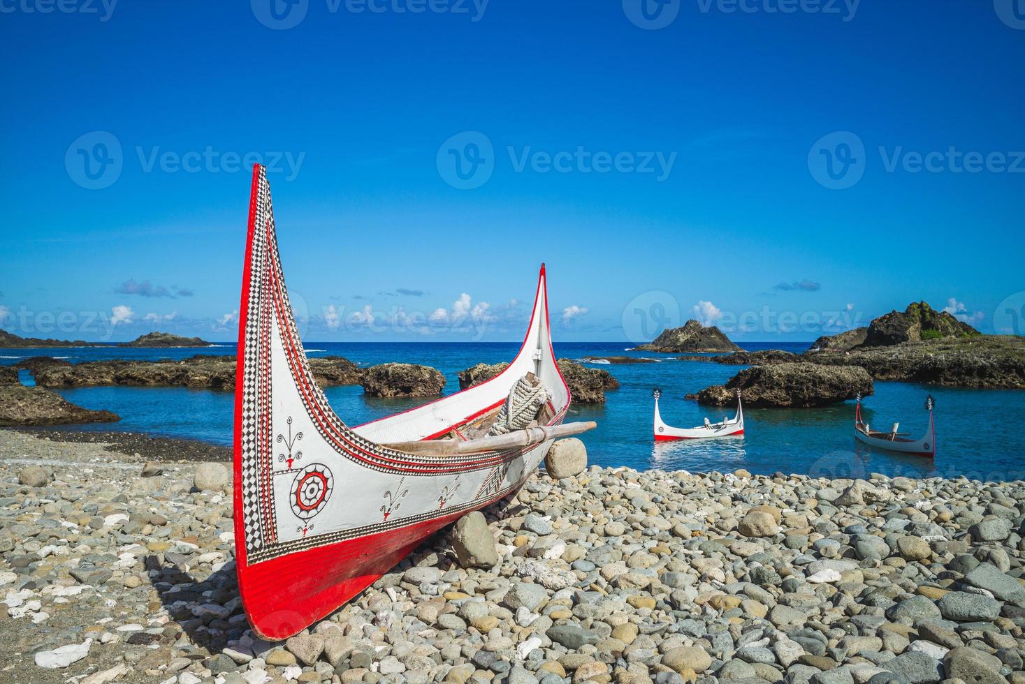 lanyu canoa tradizionale nella baia di dongqing a lanyu, taitung, taiwan foto