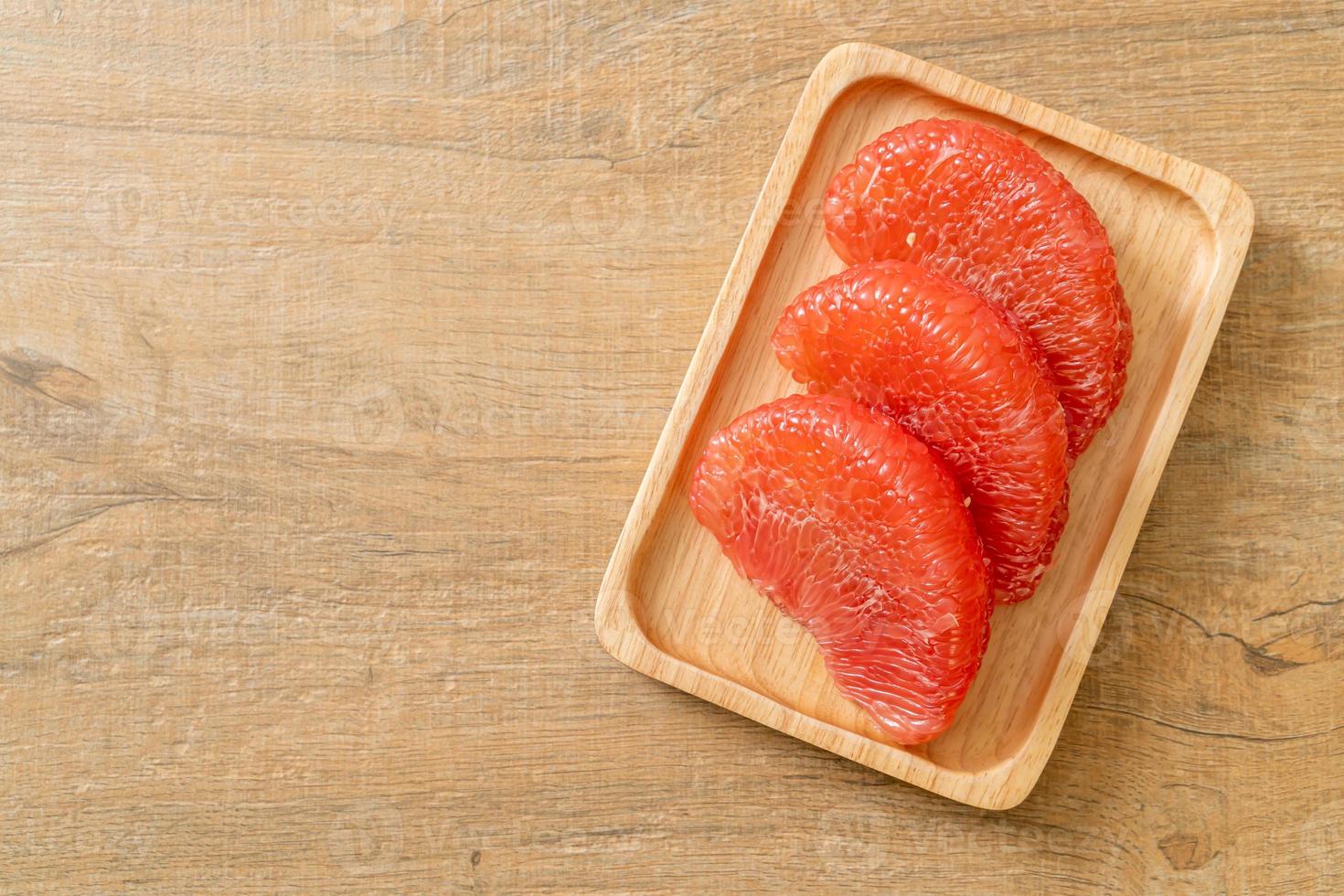 frutta fresca del pomelo rosso o pompelmo sulla piastra foto