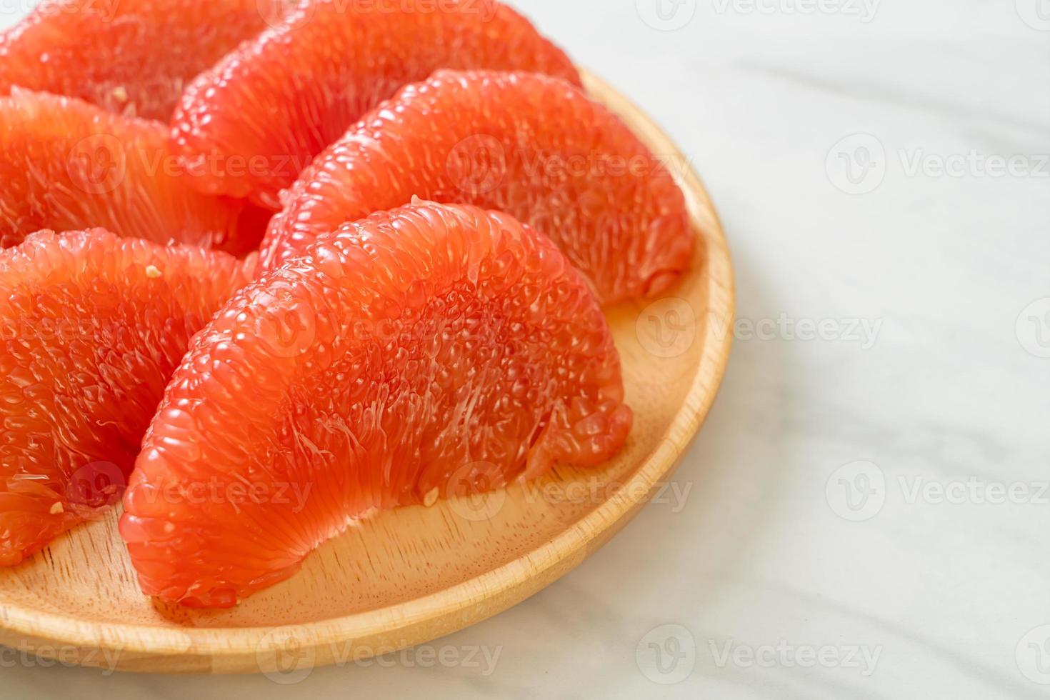 frutta fresca del pomelo rosso o pompelmo sulla piastra foto