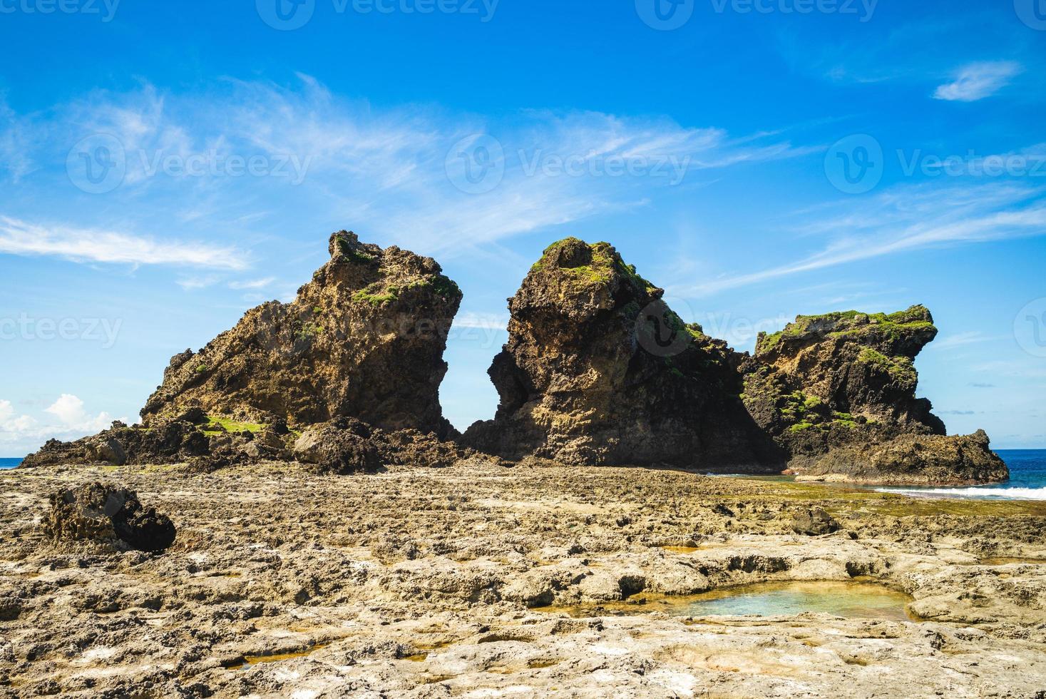 coppia di leoni rock all'isola di lanyu, taitung, taiwan foto