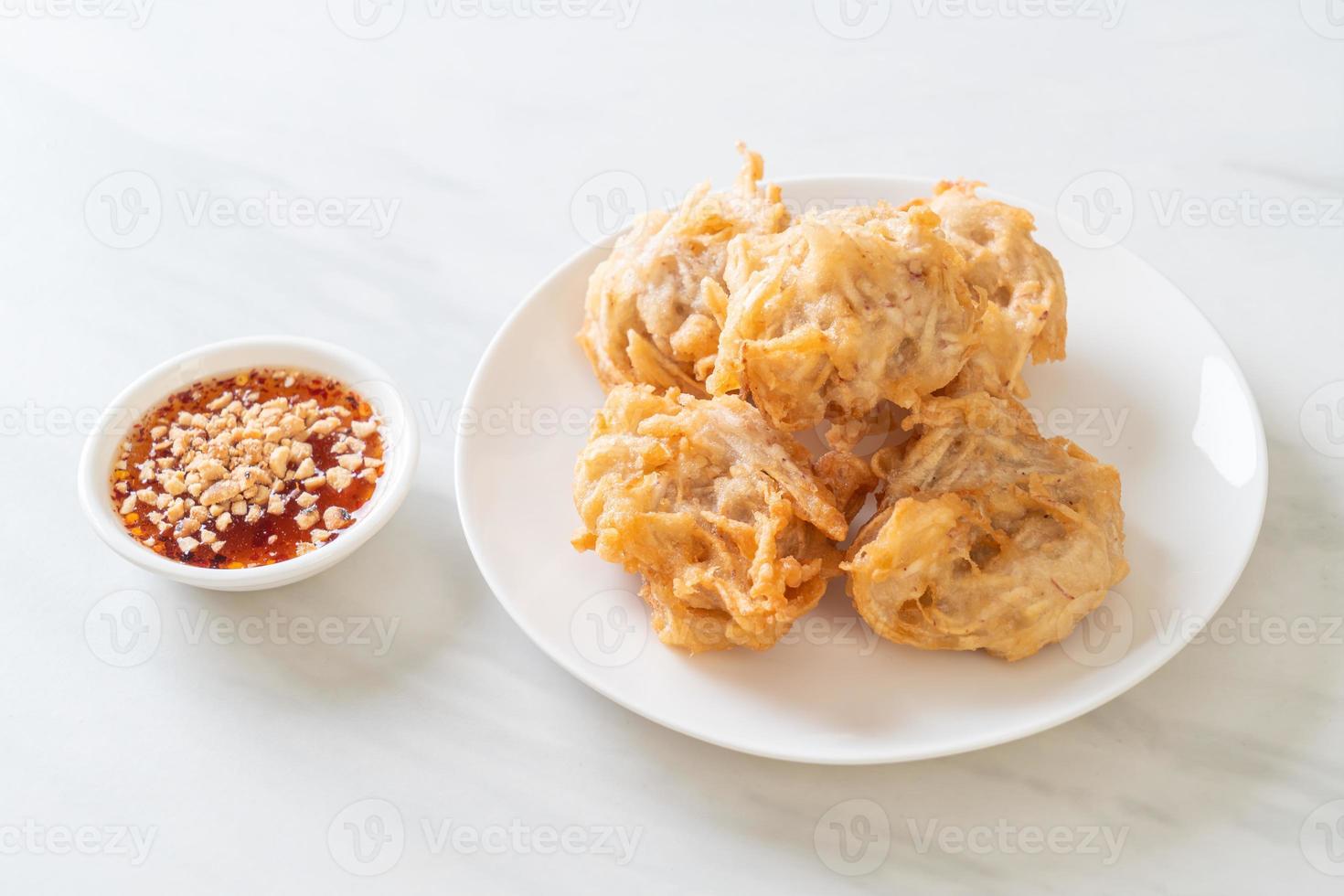 taro fritto con salsa - stile vegano e vegetariano foto