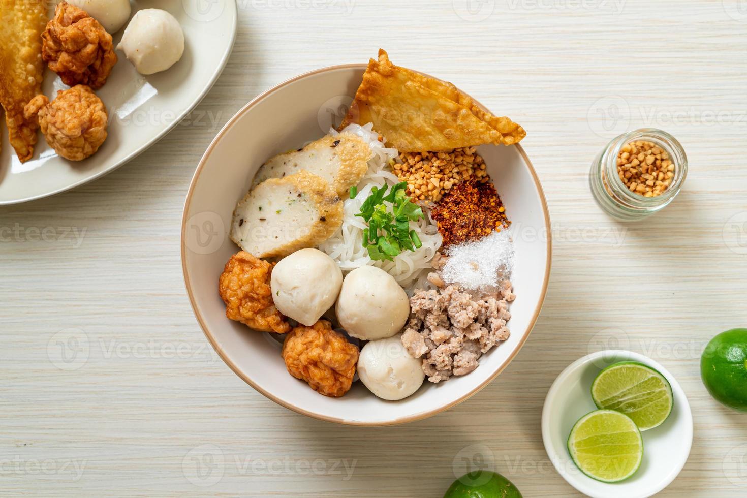spaghetti di riso piccanti con polpette di pesce e polpette di gamberi senza zuppa - stile asiatico food foto