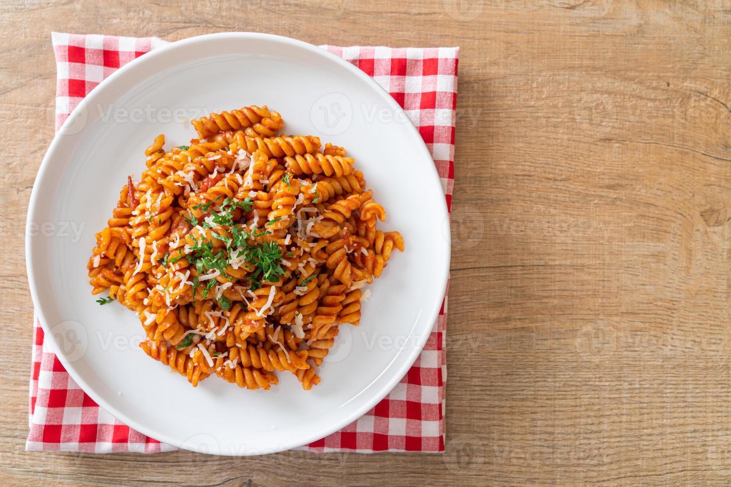 pasta a spirale o spirali con salsa di pomodoro e salsiccia - stile italiano foto