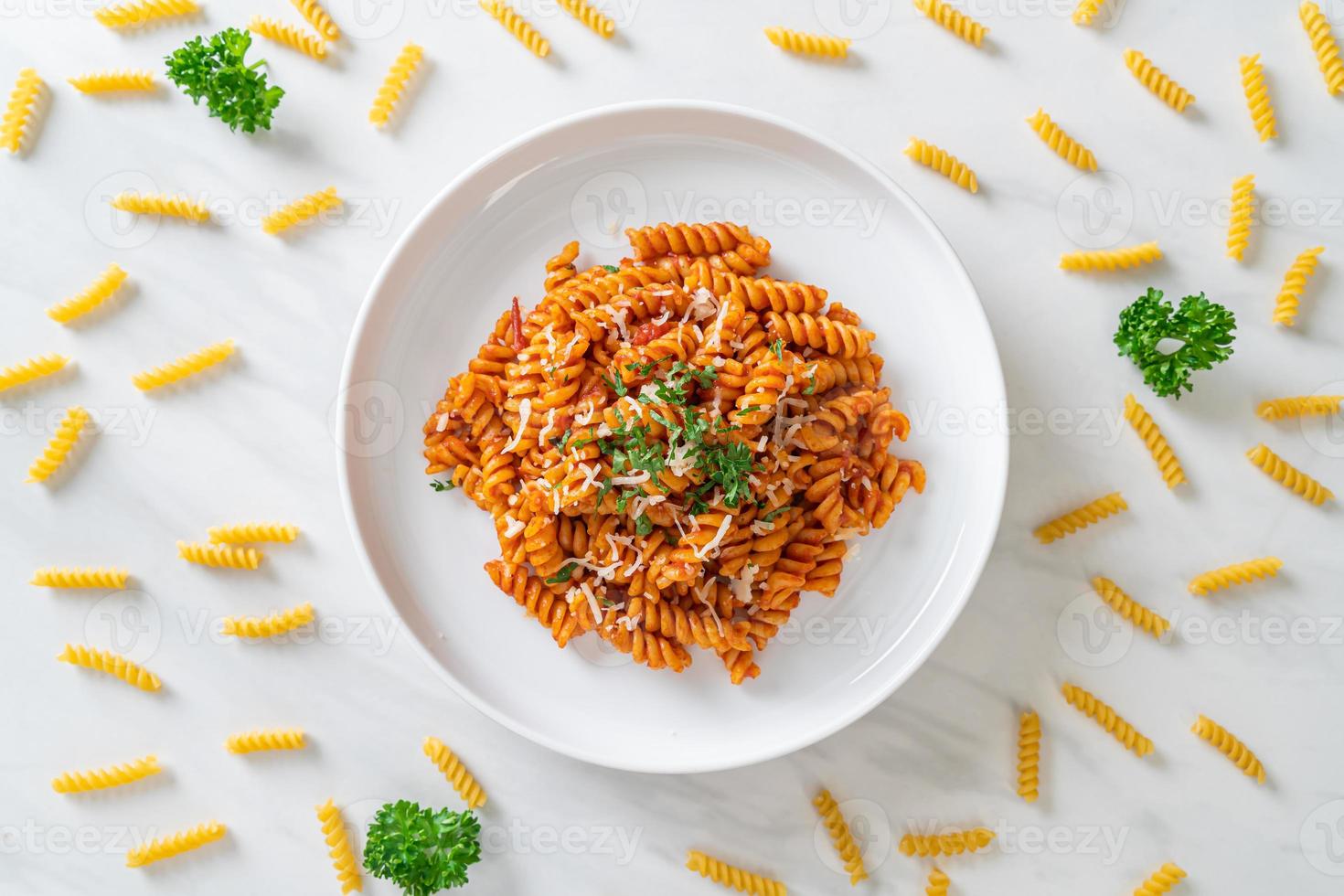 pasta a spirale o spirali con salsa di pomodoro e salsiccia - stile italiano foto