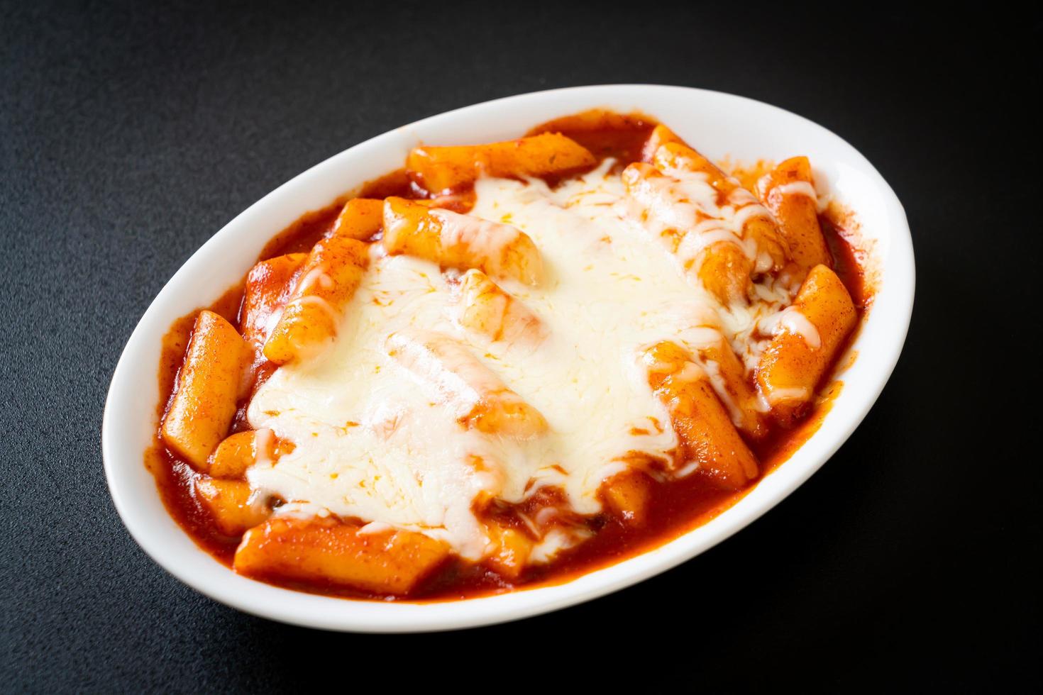 torta di riso coreana in salsa coreana piccante con formaggio o formaggio tokpokki o tteokbokki con formaggio foto