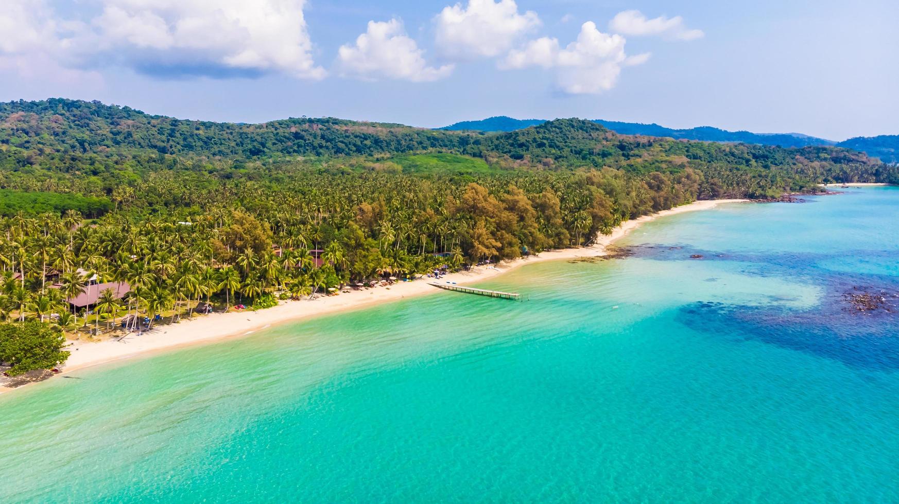 vista aerea con mare e spiaggia foto