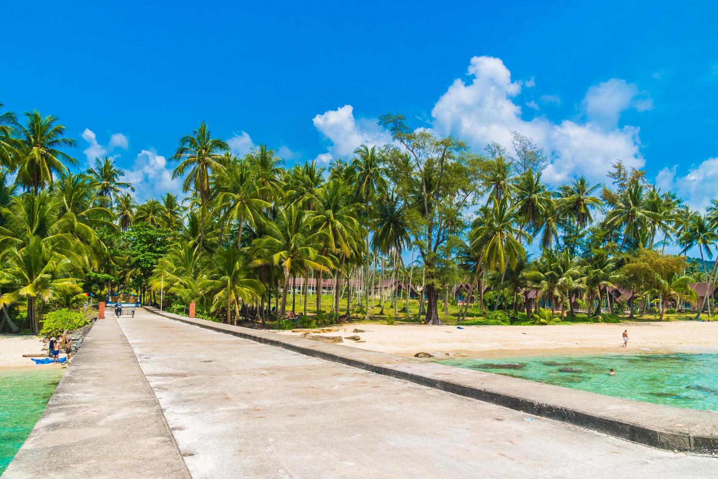 bellissima spiaggia tropicale e mare foto