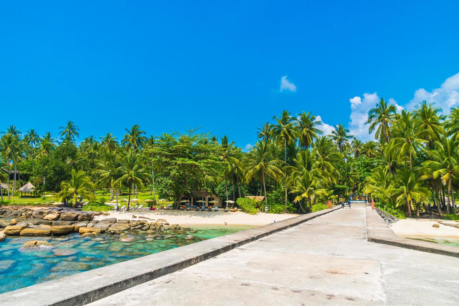 bellissima spiaggia tropicale e mare foto