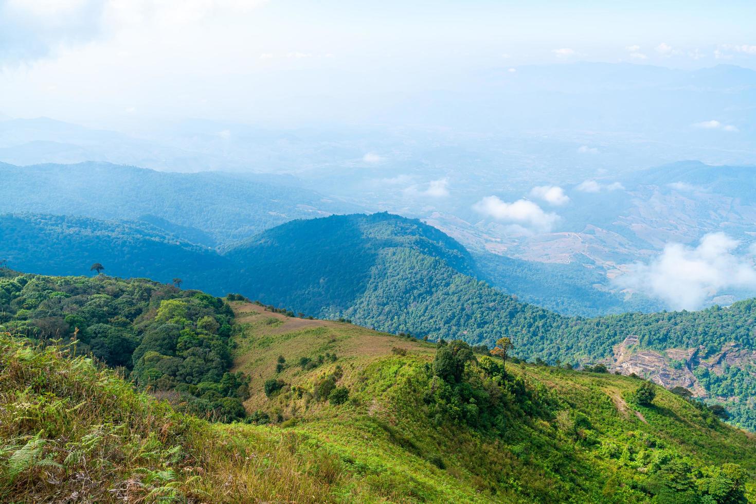 bellissimo strato di montagna con nuvole e cielo blu al sentiero naturalistico di Kew Mae Pan a Chiang Mai, Thailandia foto