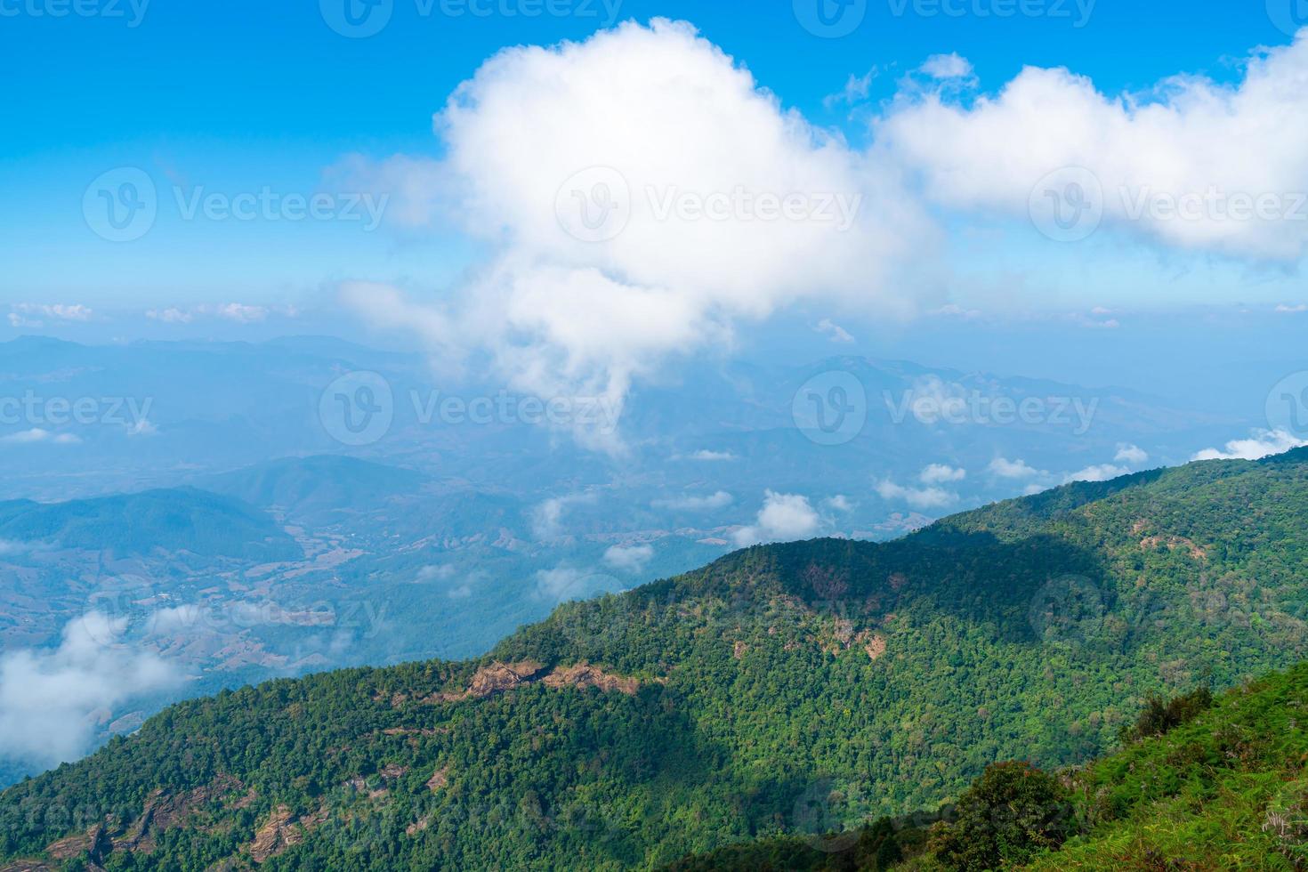 bellissimo strato di montagna con nuvole e cielo blu al sentiero naturalistico di Kew Mae Pan a Chiang Mai, Thailandia foto