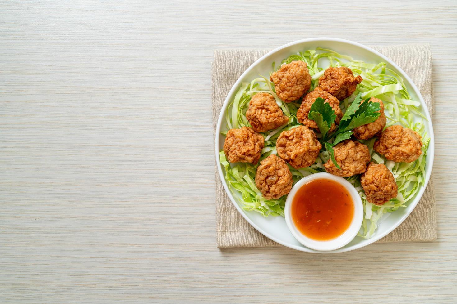 polpette di gamberi bolliti con salsa piccante foto