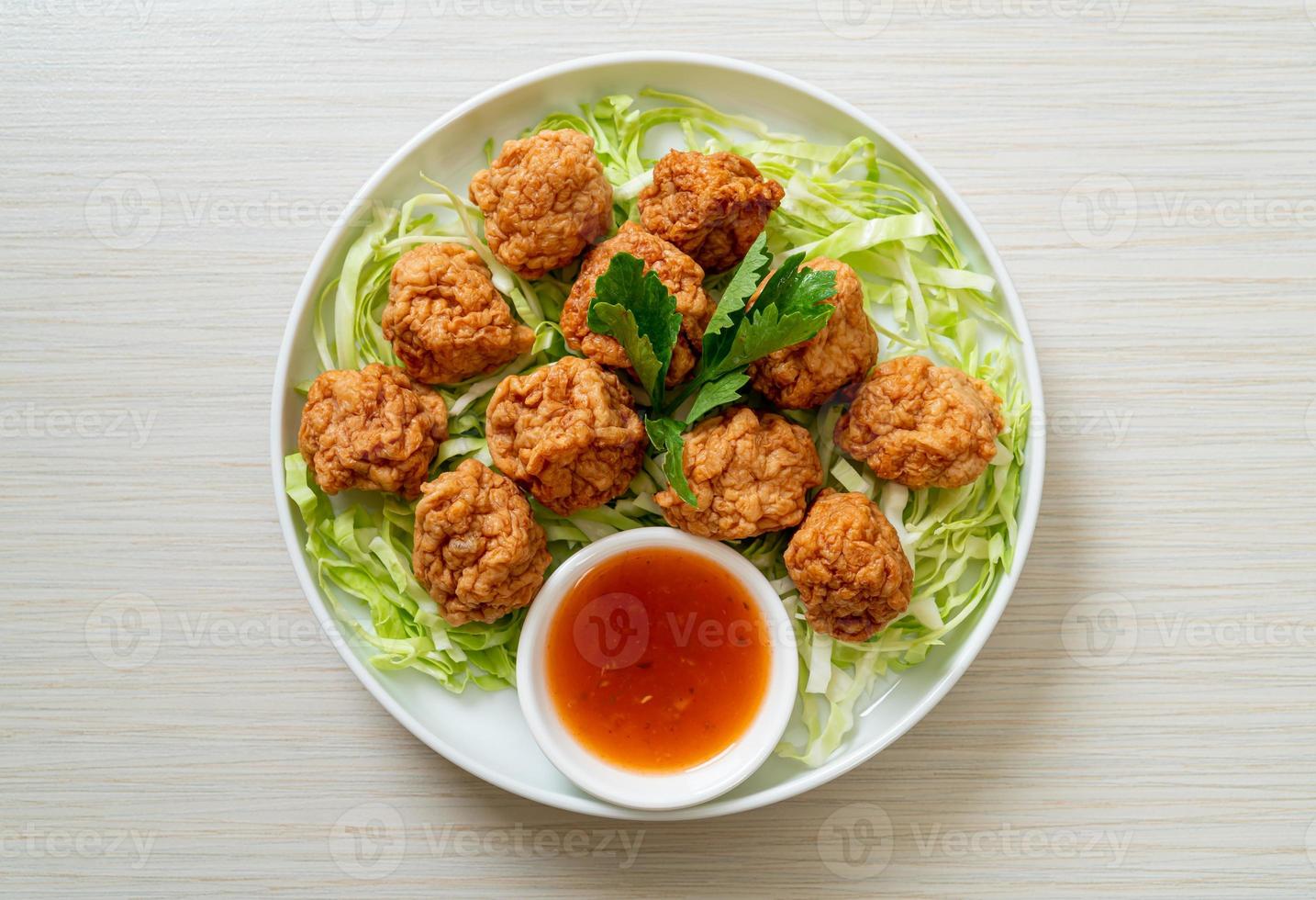 polpette di gamberi bolliti con salsa piccante foto