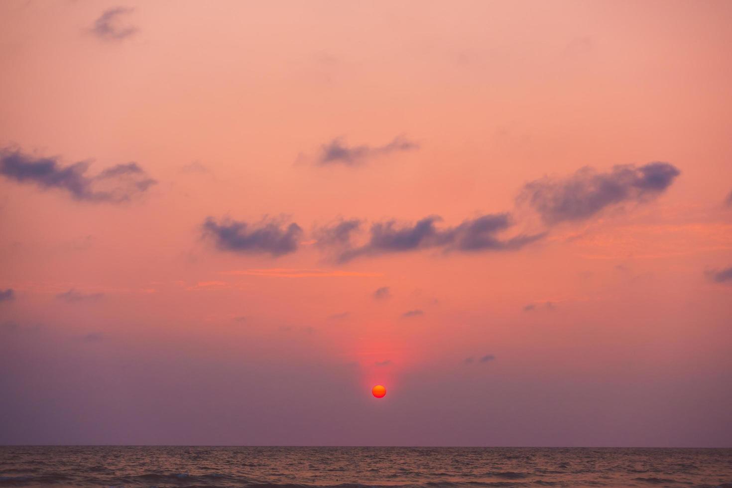 tramonto sulla spiaggia e sul mare foto