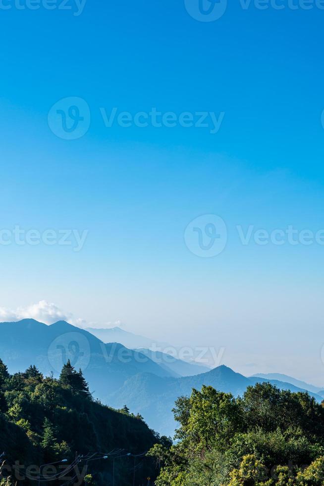 bellissimo strato di montagna con nuvole e alba a chiang mai in thailandia foto