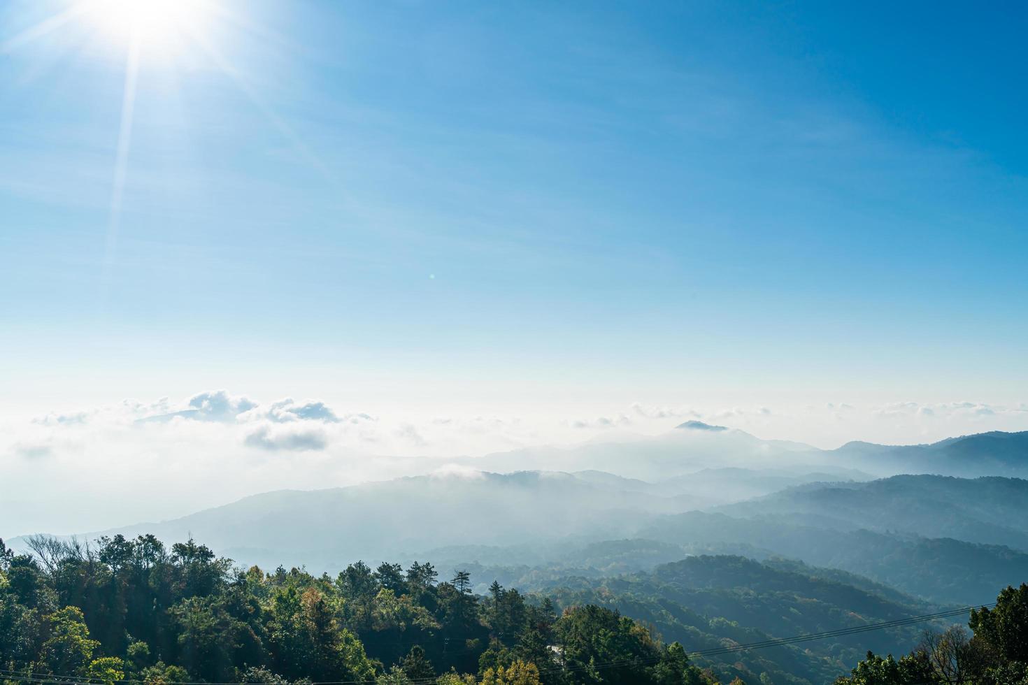 bellissimo strato di montagna con nuvole e alba a chiang mai in thailandia foto