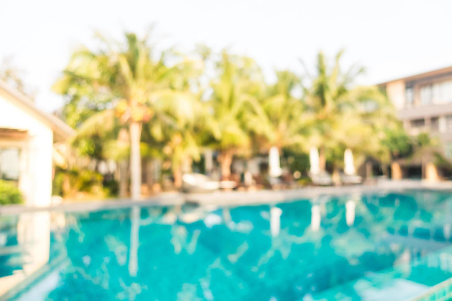 sfocatura astratta piscina all'aperto con palme da cocco foto