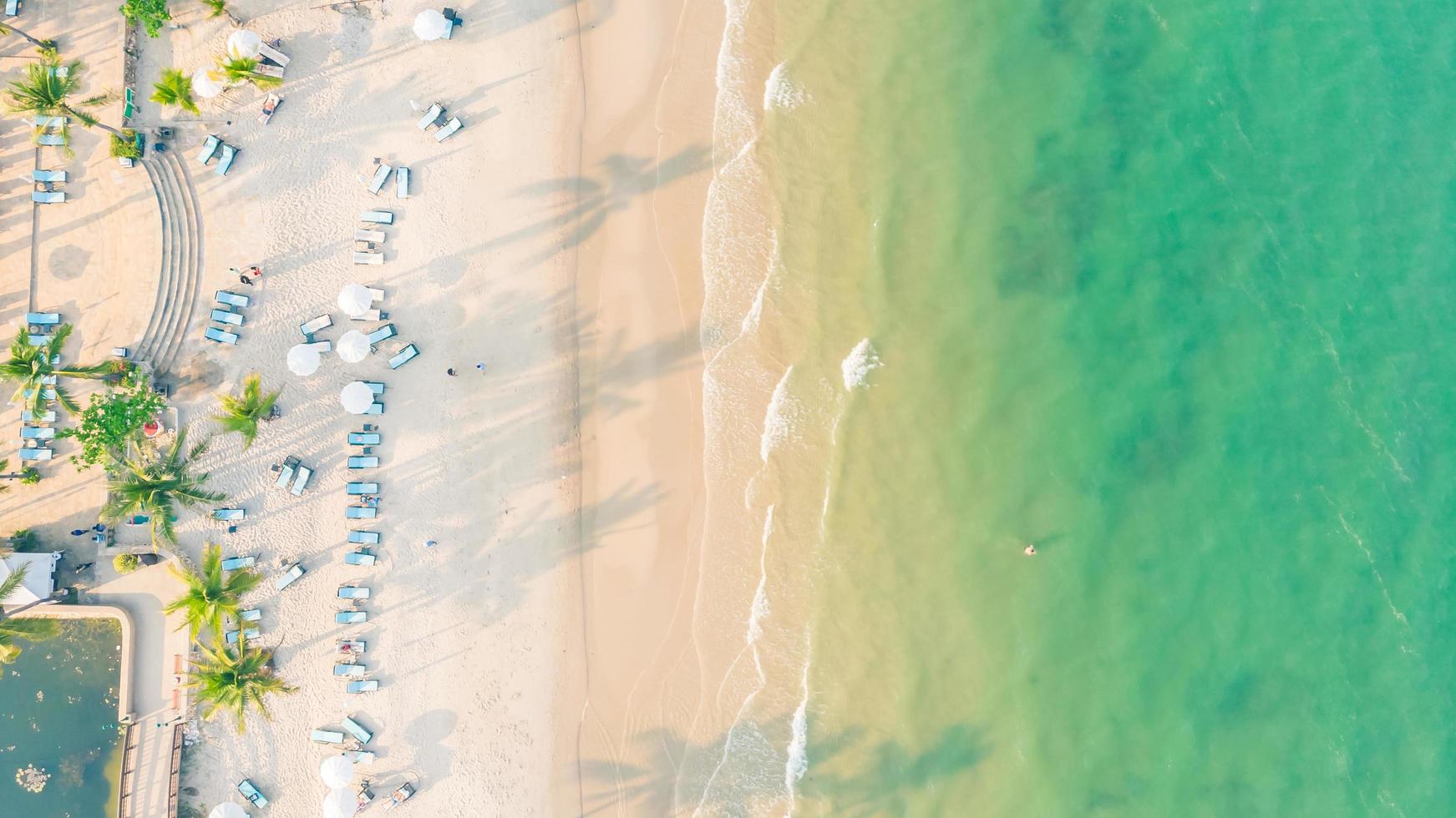 vista aerea della spiaggia e del mare foto