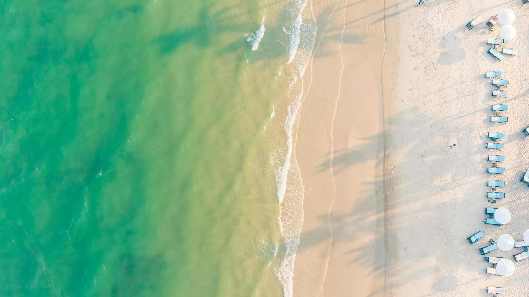vista aerea della spiaggia e del mare foto
