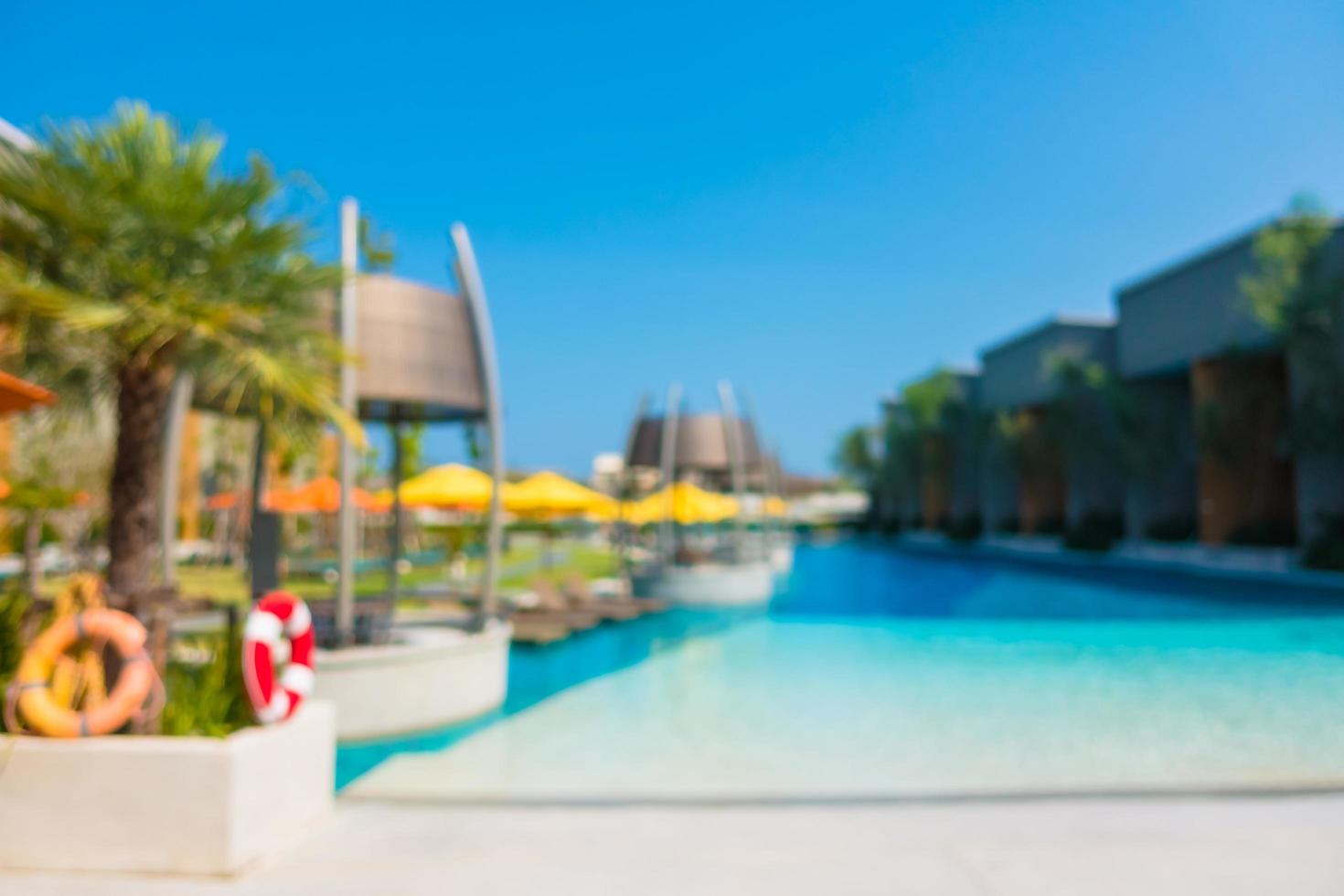 sfocatura astratta sfocata piscina in hotel resort di lusso foto