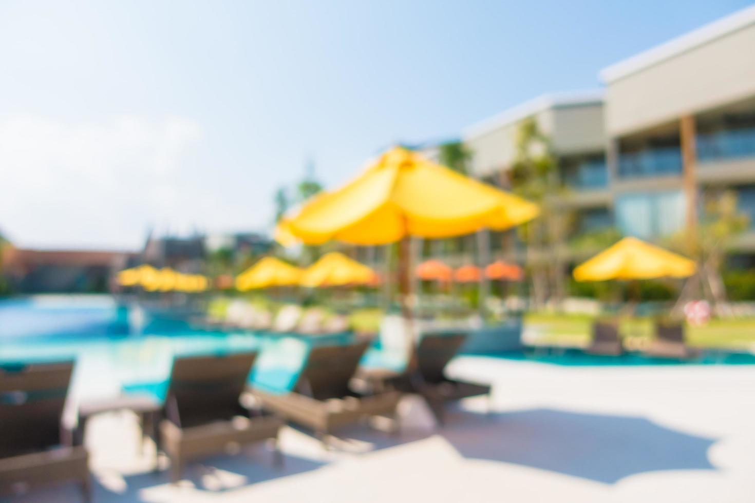sfocatura astratta sfocata piscina in hotel resort di lusso foto