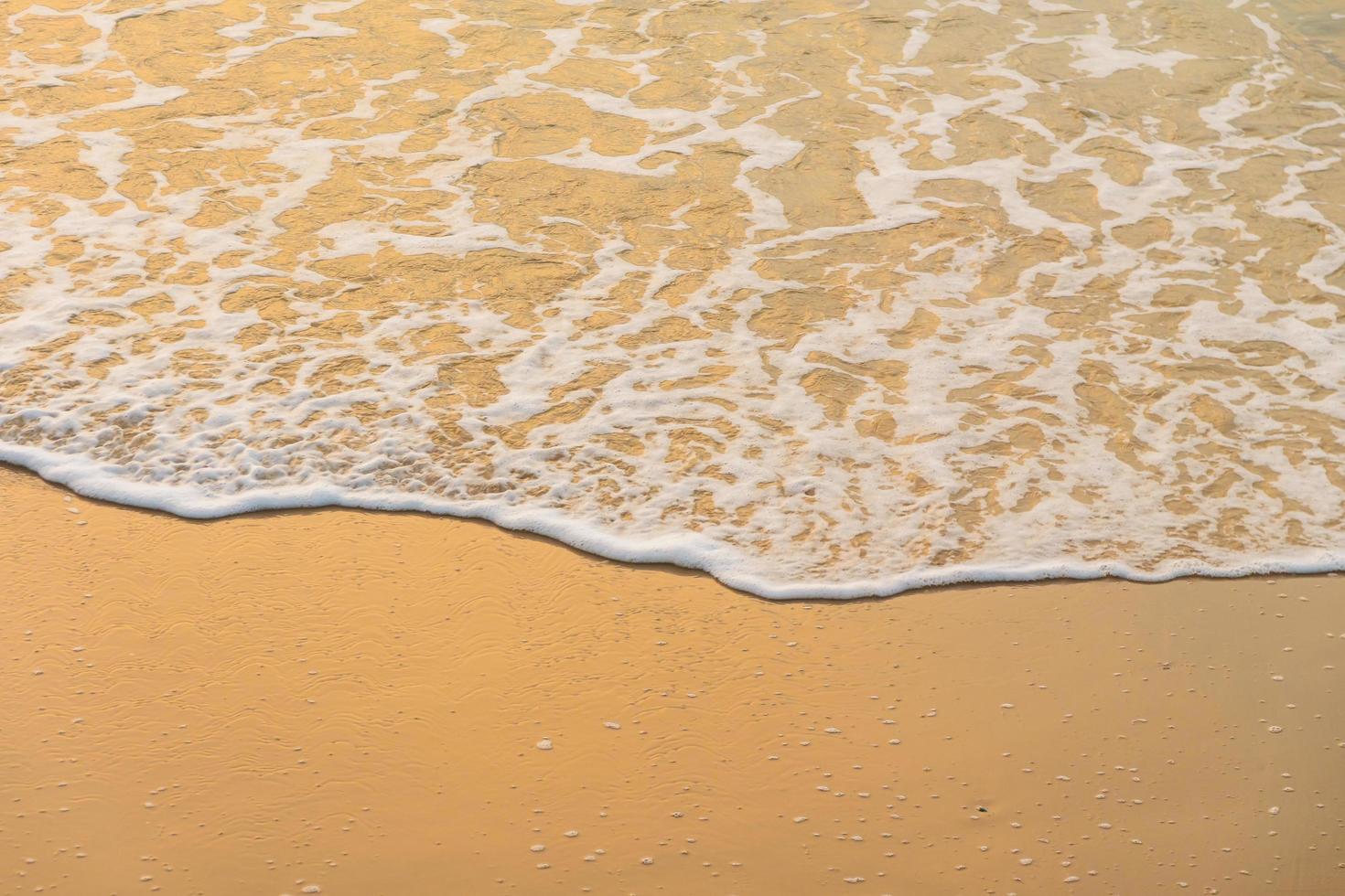 bellissima spiaggia e mare all'alba foto