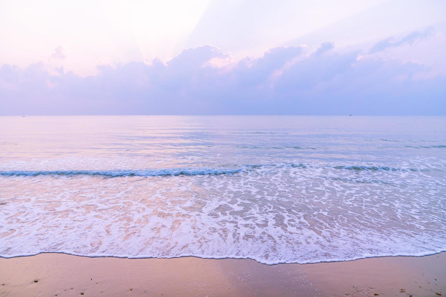 bellissima spiaggia e mare all'alba foto