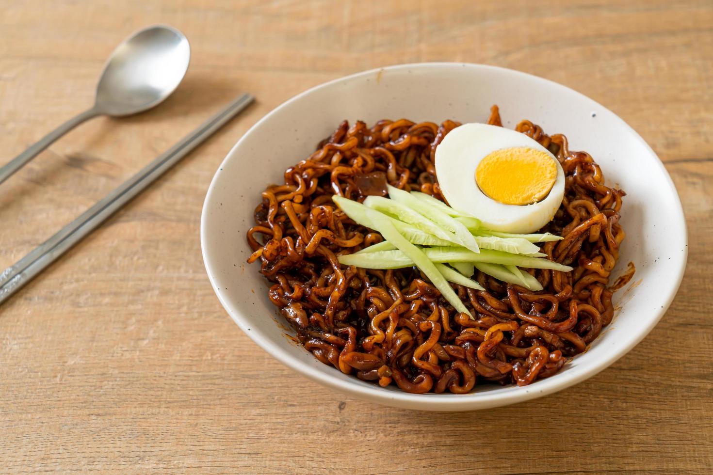 noodle istantanei coreani con salsa di fagioli neri o jajangmyeon o jjajangmyeon foto