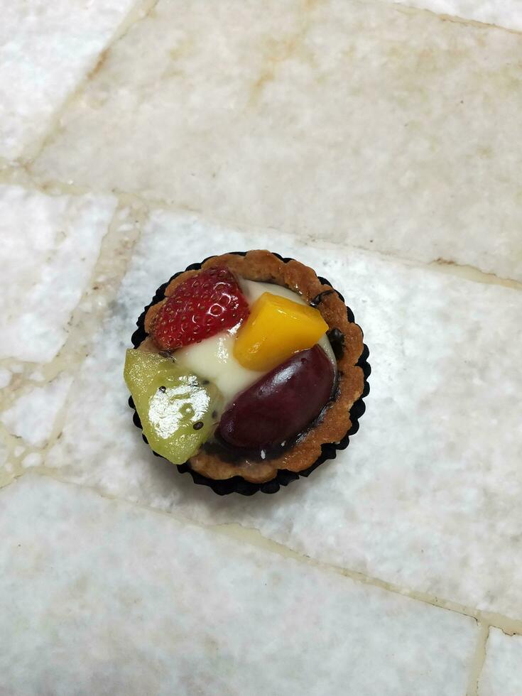 un' avvicinamento tiro di un' delizioso e gustoso frutta crostata foto