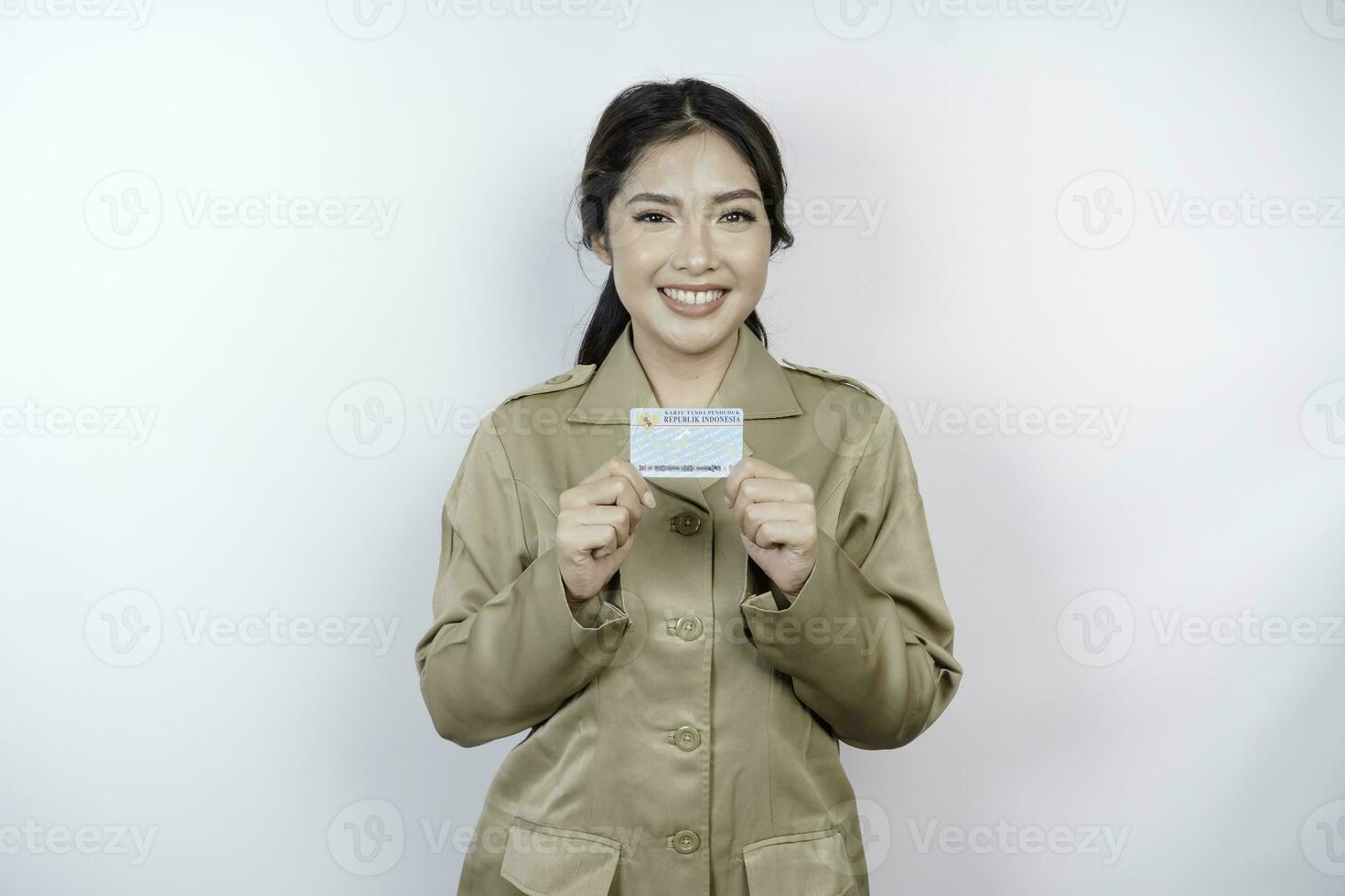 sorridente governo lavoratore donna Tenere indonesiano id carta. pns indossare cachi uniforme. foto