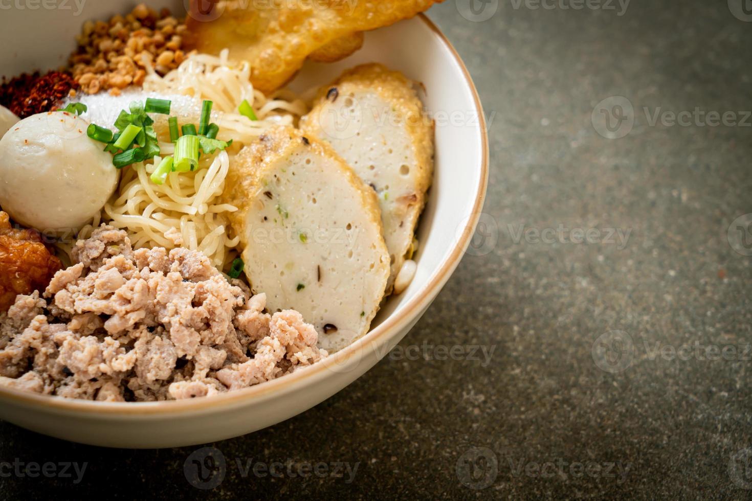 spaghetti piccanti all'uovo con polpette di pesce e polpette di gamberi senza zuppa - stile cibo asiatico asian foto