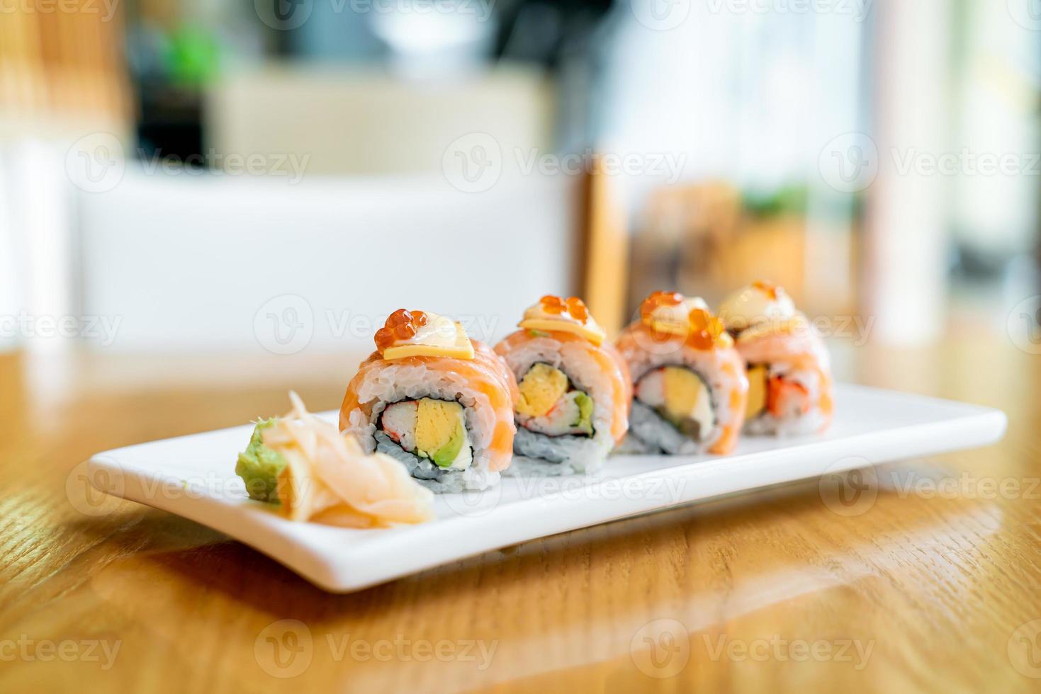 sushi roll di salmone con formaggio sopra - stile giapponese food foto