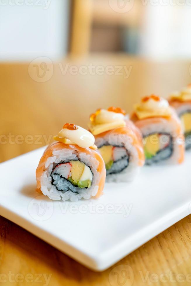 sushi roll di salmone con formaggio sopra - stile giapponese food foto