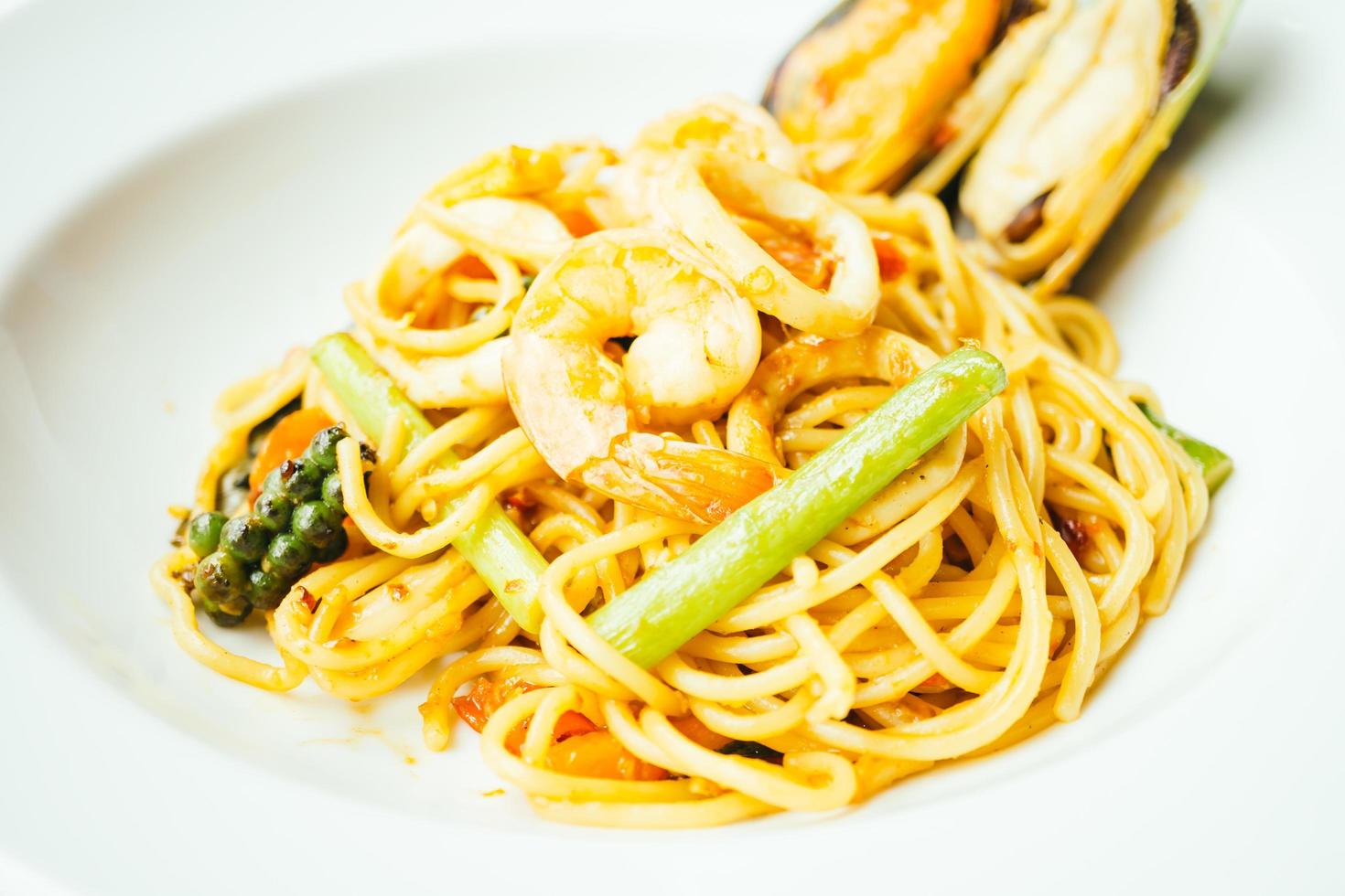 spaghetti e pasta piccante ai frutti di mare foto