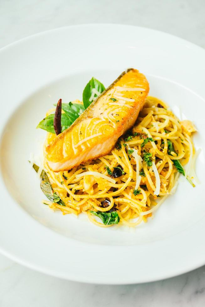 spaghetti e pasta con filetto di salmone foto