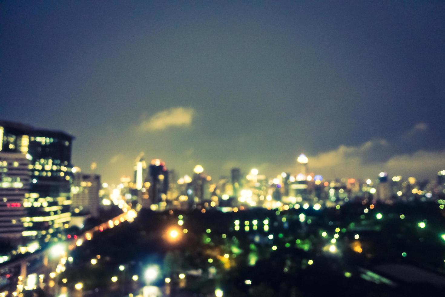 sfocatura astratta e sfocata città di Bangkok di notte in Thailandia foto