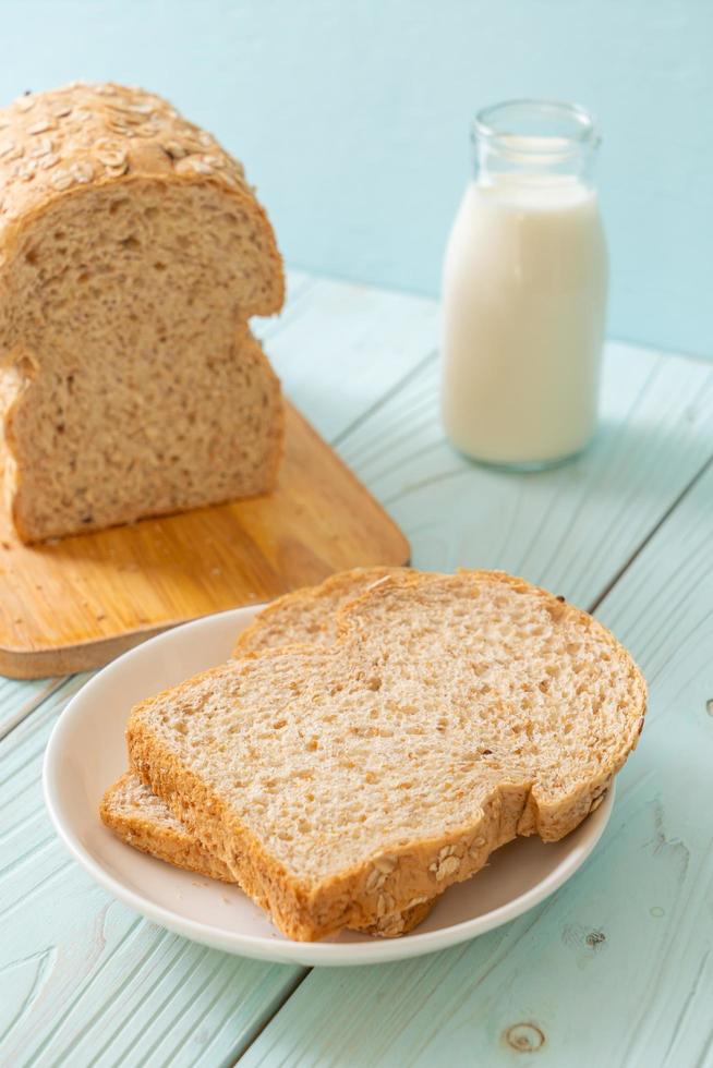 fette di pane integrale su un tavolo di legno foto