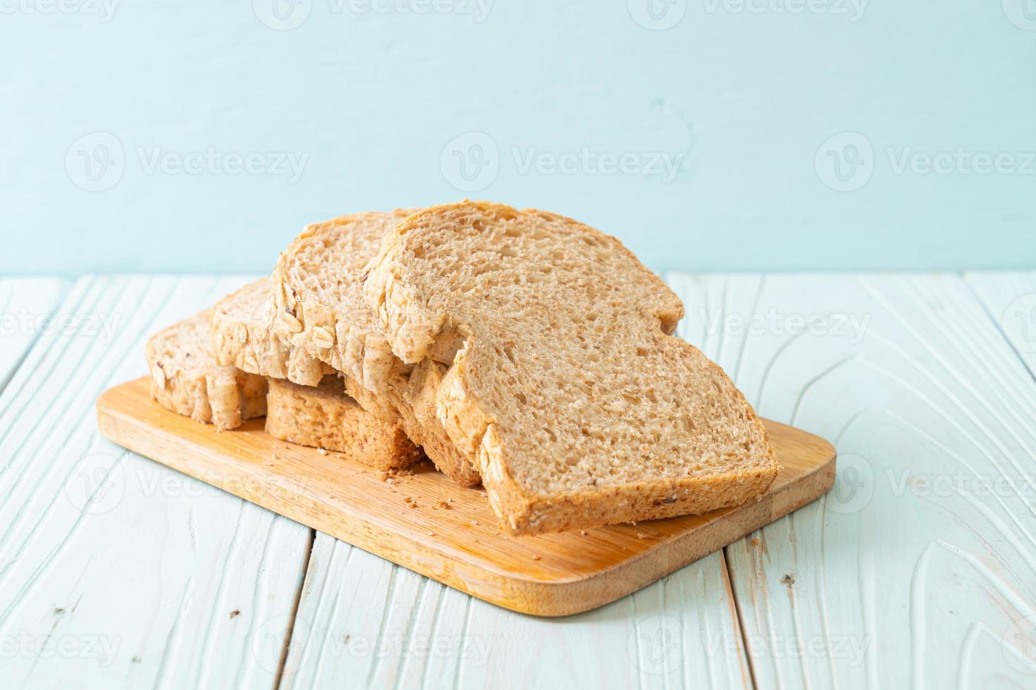 fette di pane integrale su un tavolo di legno foto