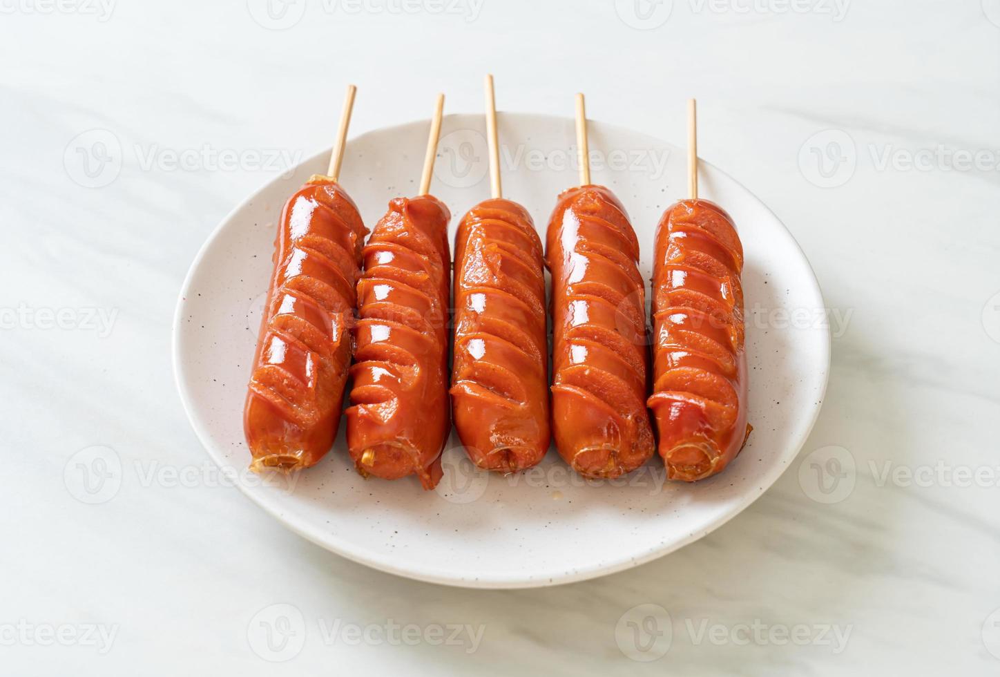 spiedino di salsiccia fritta su piatto bianco foto