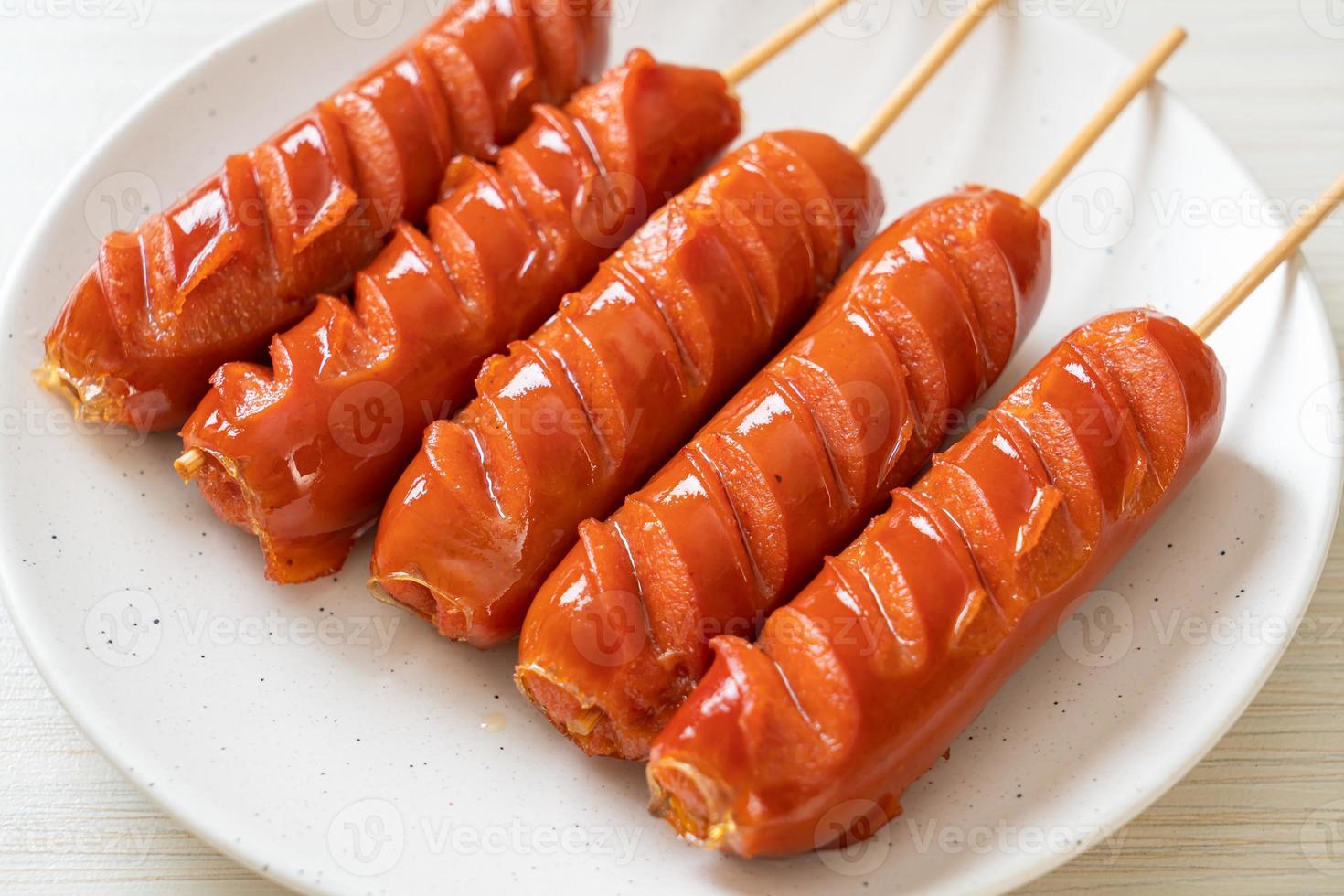 spiedino di salsiccia fritta su piatto bianco foto