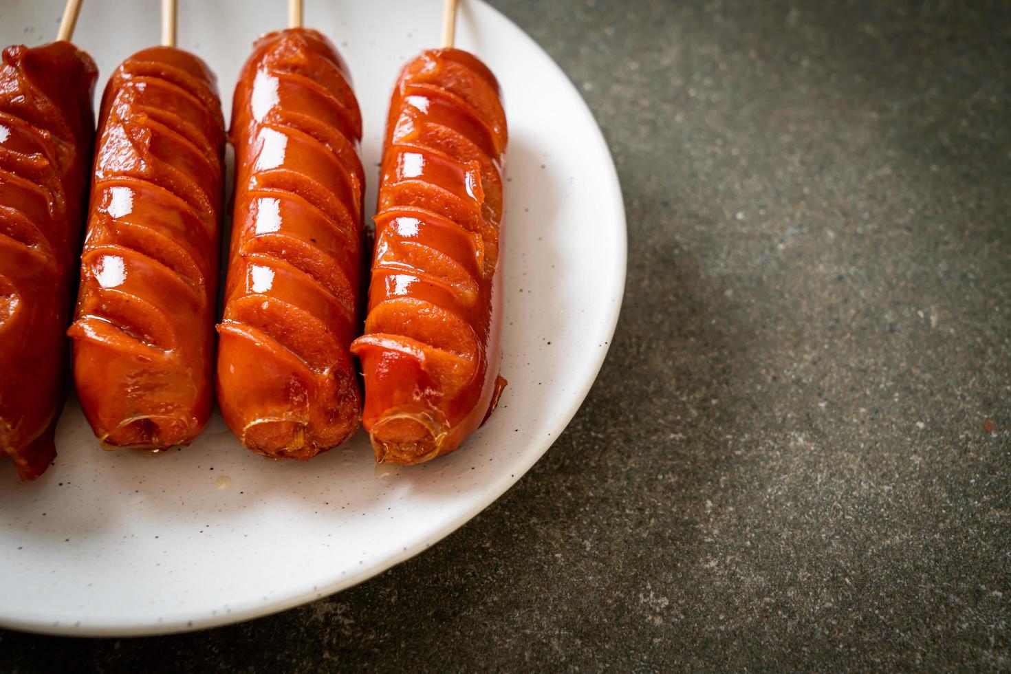 spiedino di salsiccia fritta su piatto bianco foto