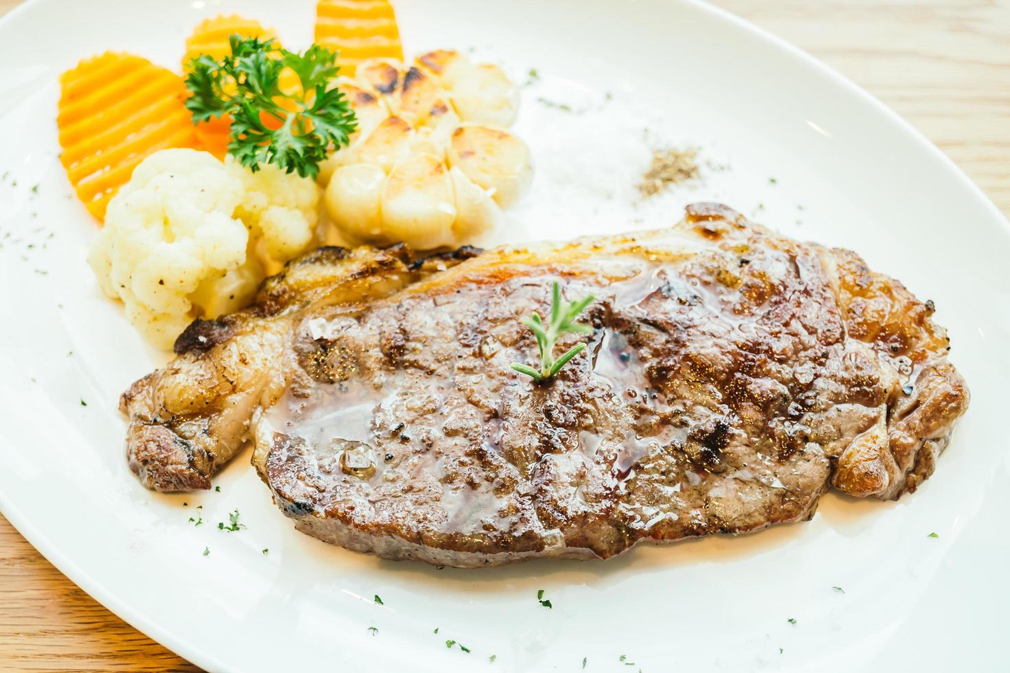 bistecca di manzo alla griglia con verdure foto