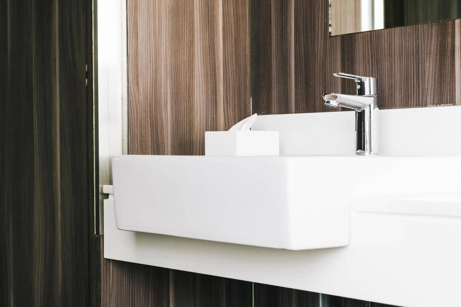 lavabo moderno bianco e rubinetto in bagno foto