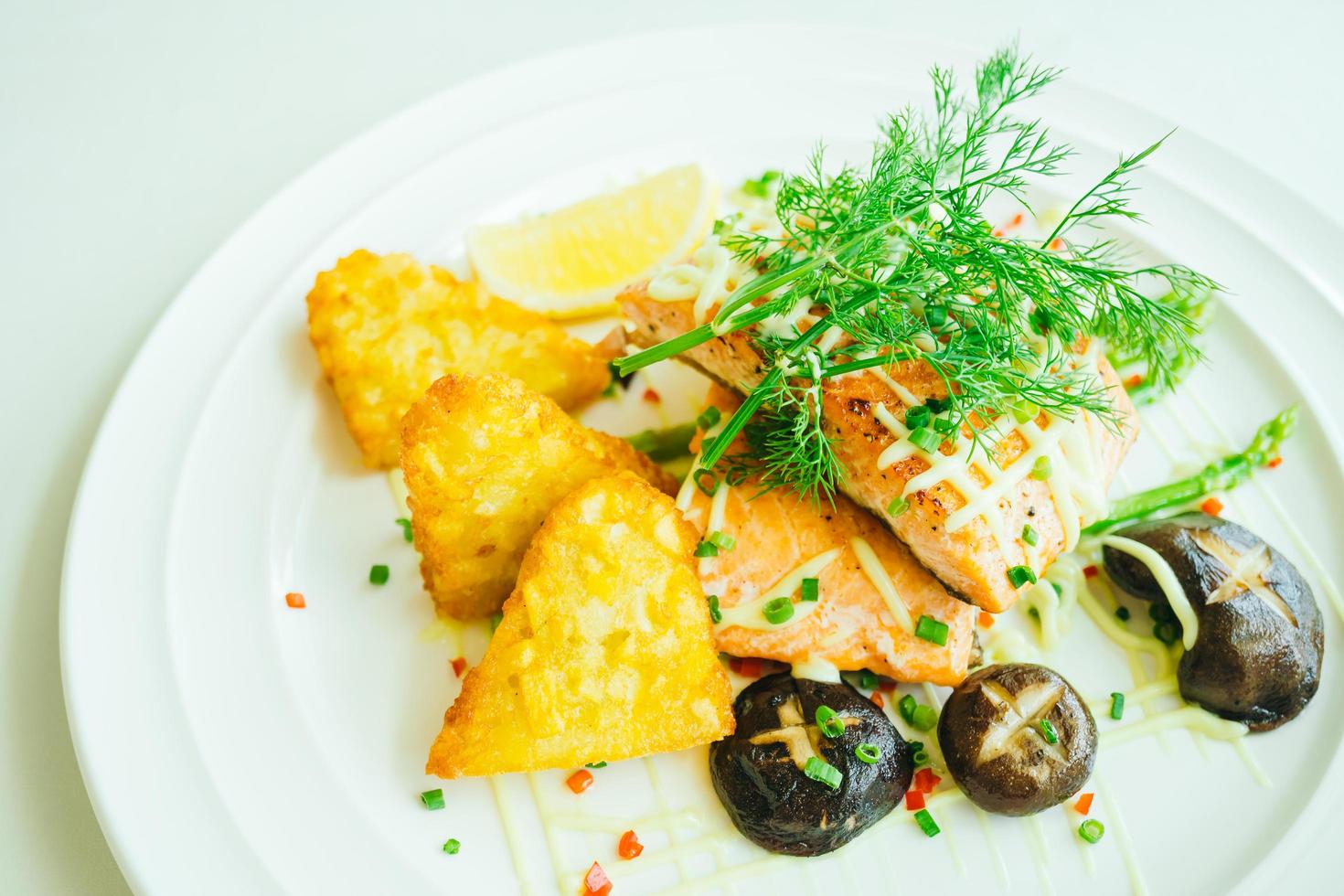 bistecca di filetto di carne di salmone alla griglia con verdure foto