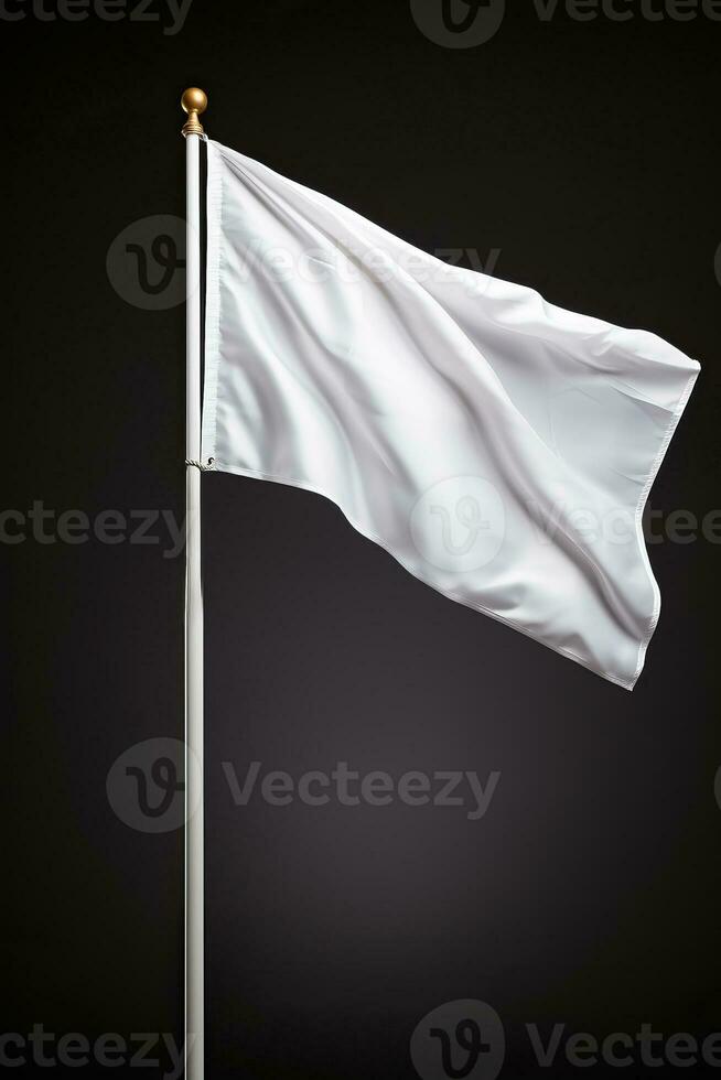 avvicinamento di un' bianca bandiera agitando su un' pennone contro un' grigio sfondo isolato foto