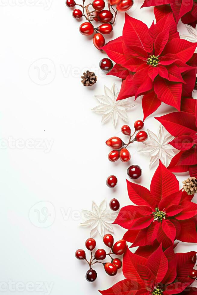Natale decorazione rosso poinsettia fiori albero rami palla e frutti di bosco su bianca sfondo con testo spazio foto