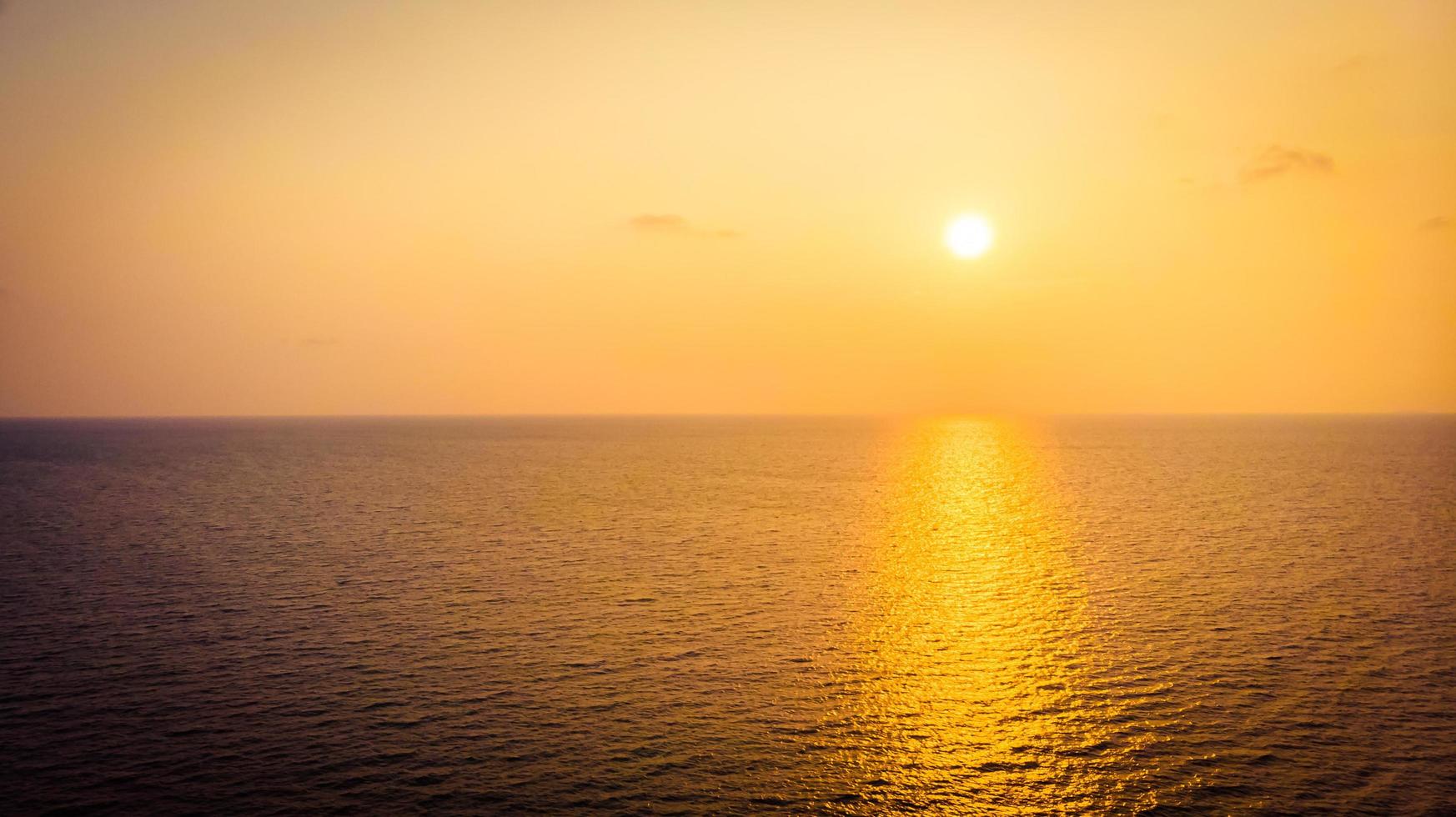 tramonto con mare sullo sfondo del cielo foto